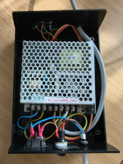 Pohľad do vnútra hotového zdroja